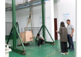 滿載集裝箱的跌落測試